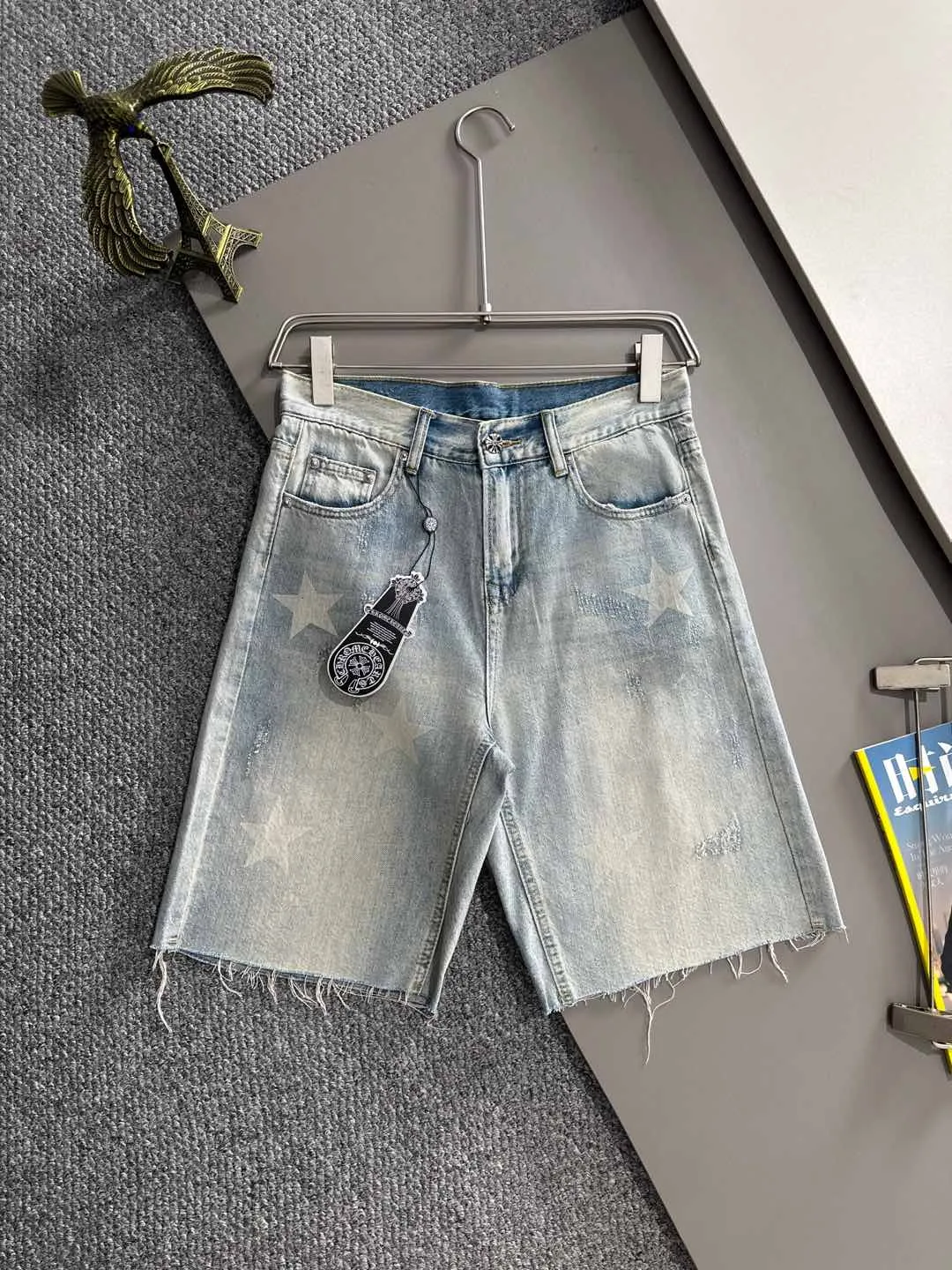 🅿️330 Croxin 2025 summer new jeans denim shorts are woven from imported Japanese Denim plain cotton denim fabrics. They are complete with three standards. The top stonewashing process makes the texture reach the old taste of the 1980s. It is soft, delicate, comfortable and breathable. The color has a modern and fashionable vicissitudes. The upper body is versatile and fashionable! Light luxury, a must-have item for daily commuting! Code number: 28-38 (please state your height and weight when placing an order)